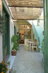 une terrasse avec une table et un escalier. dans l'établissement Pireas Port next to Metro Artistic House, au Pirée