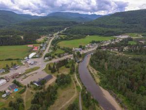 uma vista aérea de um rio nas montanhas em Auberge de Jeunesse Le Camp De Base em LʼAnse-Saint-Jean