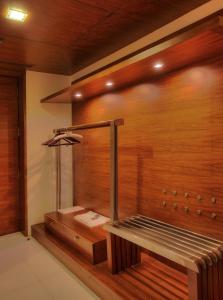 sauna w pokoju z drewnianą ścianą w obiekcie Hotel Parc Estique w mieście Pune