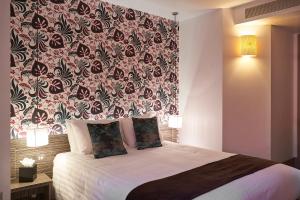 Dormitorio con cama con pared de color rojo y negro en Hotel Bosco, en Kingston upon Thames