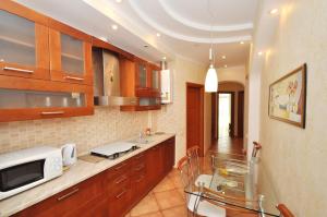 Una cocina o kitchenette en DayFlat Apartments Maidan Area