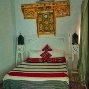 Una cama o camas en una habitación de Dar Baaziz