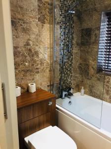 A bathroom at Hotel Celebrity Bournemouth East Cliff by Villare hotels