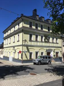 een auto geparkeerd voor een groot gebouw bij Aparthotel Deutscher Kaiser Ferienwohnungen in Kurort Oberwiesenthal