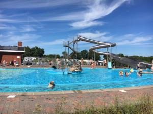 un gruppo di persone in una piscina in un parco acquatico di Dancamps Trelde Naes (Camp Site) a Fredericia