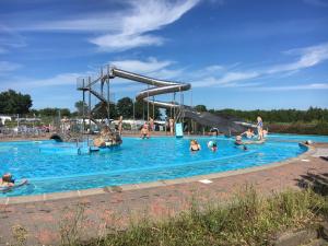 un gruppo di persone in una piscina in un parco acquatico di Dancamps Trelde Naes (Camp Site) a Fredericia