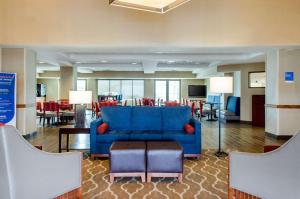 Area tempat duduk di Comfort Inn & Suites Biloxi-D'Iberville