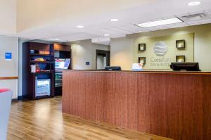 Area lobi atau resepsionis di Comfort Inn & Suites Biloxi-D'Iberville