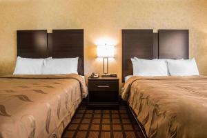 Llit o llits en una habitació de Quality Inn Monee I-57