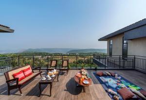 Balkon ili terasa u objektu SaffronStays Falcon Hill, Lonavala - luxury villa with infinity pool near Lion's Point