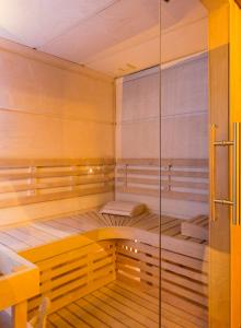 - un sauna avec 2 lits et un mur en verre dans l'établissement Palazzo Bezzi Hotel, à Ravenne