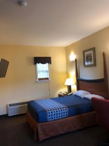 Кровать или кровати в номере Budget Inn Williamsport