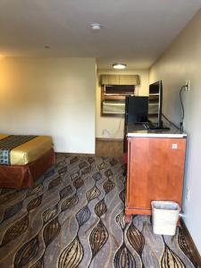 Кухня или мини-кухня в Budget Inn Williamsport
