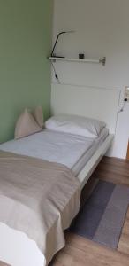 1 dormitorio con 1 cama con un estante en la pared en Hotel am Untreusee, en Hof