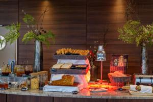 una mesa con varias cestas de queso y pan en Residence de Tourisme Ajaccio Amirauté, en Ajaccio