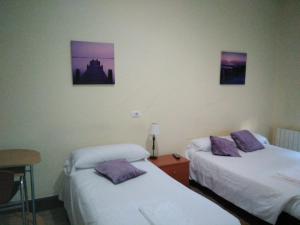 Giường trong phòng chung tại Hostal Ancla Dorada