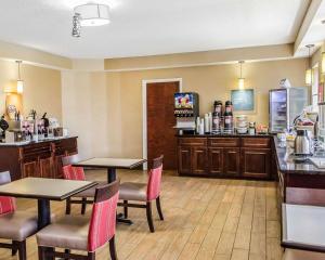 Ο χώρος του lounge ή του μπαρ στο SureStay Plus by Best Western Jonestown Lebanon Valley