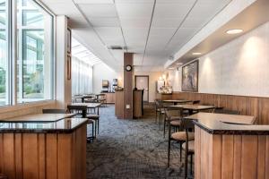 Um restaurante ou outro lugar para comer em Days Inn by Wyndham Penn State