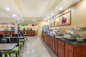 ein Restaurant mit einem Buffet mit Tischen und Stühlen in der Unterkunft Quality Inn & Suites Middletown - Newport in Middletown