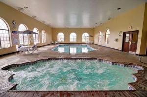 ein großer Pool in einem großen Zimmer mit Fenstern in der Unterkunft Comfort Inn & Suites in Amarillo