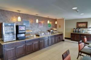 ein Fast-Food-Restaurant mit einer Theke in einem Zimmer in der Unterkunft Comfort Inn & Suites in Amarillo