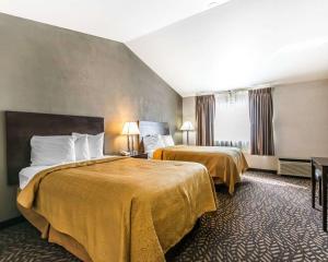 Кровать или кровати в номере Quality Inn & Suites University-Airport