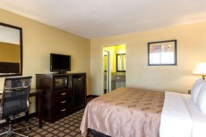 TV at/o entertainment center sa Quality Inn & Suites Baton Rouge West - Port Allen