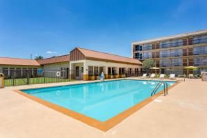 Swimming pool sa o malapit sa Quality Inn & Suites Baton Rouge West - Port Allen