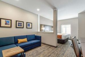 Rúm í herbergi á Comfort Suites Grove City - Columbus South