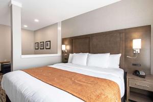 Rúm í herbergi á Comfort Suites Grove City - Columbus South