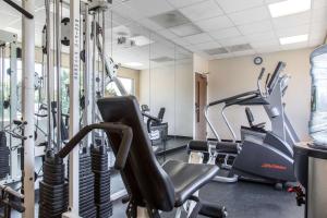 Fitnes oz. oprema za telovadbo v nastanitvi Quality Inn & Suites Danbury near University