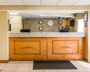 WethersfieldにあるComfort Inn Wethersfield - Hartfordの病院内カウンター付ロビー