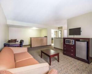 A cozinha ou kitchenette de Quality Inn & Suites By the Parks