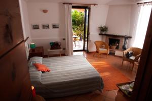 een slaapkamer met een bed en een open haard bij Agriturismo La Vecchia Quercia in San Cipriano Picentino