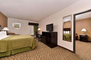 Cama ou camas em um quarto em Quality Inn & Suites Matteson near I-57