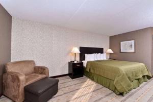 Cama ou camas em um quarto em Quality Inn & Suites Matteson near I-57