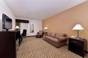 Uma TV ou centro de entretenimento em Quality Inn & Suites Matteson near I-57