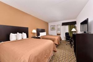 Cama ou camas em um quarto em Quality Inn & Suites Matteson near I-57