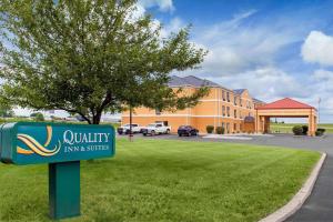 un panneau dans l'herbe devant un bâtiment dans l'établissement Quality Inn & Suites Anderson I-69, à Anderson