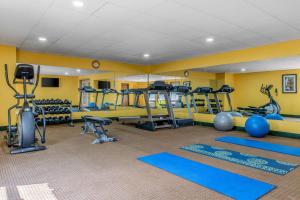 une salle de sport avec plusieurs machines à bande de roulement et des équipements d'exercice dans l'établissement Quality Inn & Suites Bedford West, à Bedford