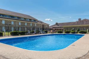 une grande piscine en face d'un bâtiment dans l'établissement Quality Inn & Suites Bedford West, à Bedford