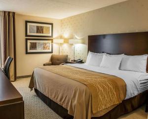 Giường trong phòng chung tại Comfort Inn Bloomington near University