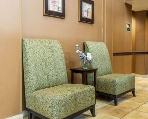 Khu vực ghế ngồi tại Comfort Inn Bloomington near University