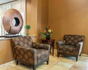 Khu vực ghế ngồi tại Comfort Inn Bloomington near University