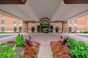 Un edificio con un mazzo di fiori davanti di Comfort Inn Indianapolis North - Carmel a Carmel