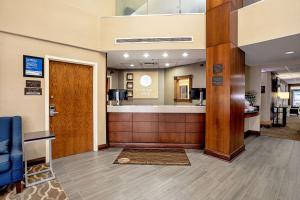 una hall con sala d'attesa con specchio di Comfort Inn Indianapolis North - Carmel a Carmel