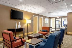 una sala d'attesa con sedie e TV a schermo piatto di Comfort Inn Indianapolis North - Carmel a Carmel