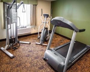 einen Fitnessraum mit zwei Heimtrainern und einem Laufband in der Unterkunft Quality Inn Chesterton near Indiana Dunes National Park I-94 in Chesterton