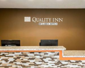 eine Lobby mit einer Theke mit einer Auranceuranceuranceuranceuranceuranceuranceuranceurance in der Unterkunft Quality Inn Chesterton near Indiana Dunes National Park I-94 in Chesterton