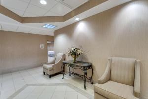 O zonă de relaxare la Quality Inn & Suites Bel Air I-95 Exit 77A